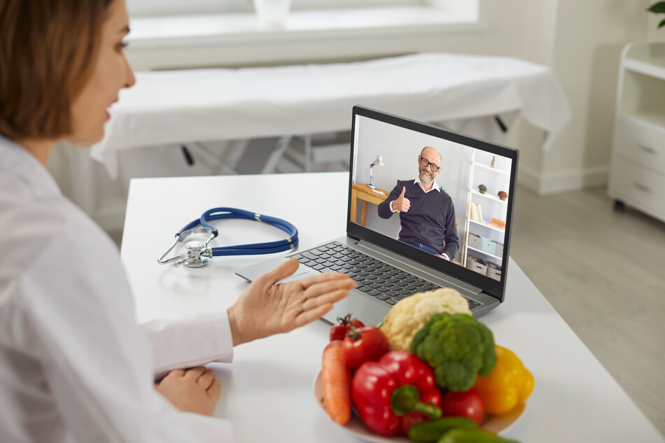 Nutricionista realizando consulta online